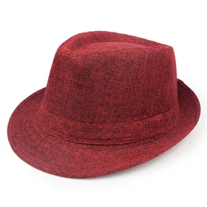 Detaillierte Nahaufnahme der gewebten Textur eines roten Leinen-Jazz-Fedora-Hutes
