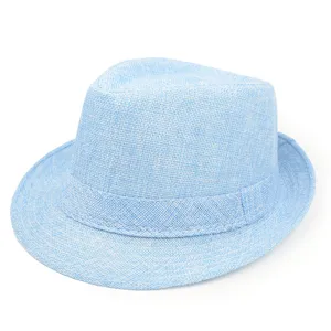Detail eines hellblau gewebten Fedora-Jazzhutes mit Rollrand und passendem Hutband