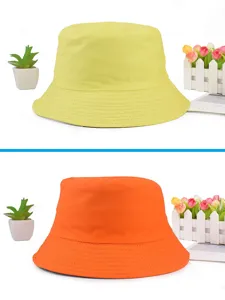 Gelbe und orangefarbene Fischerhüte aus Baumwolle für den Sonnenschutz im Freien.