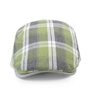Εμπρόσθια όψη ρετρό πράσινου καρό καπέλου flat cap με ελαφρύ σχεδιασμό για το καλοκαίρι.