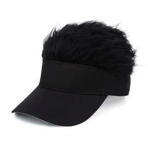 Cappellino da baseball creativo con parrucca nera per un look streetwear alla moda.