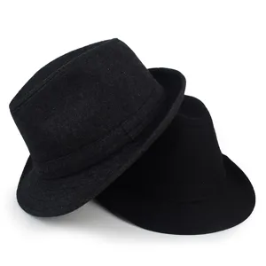 Zwei klassische Herren-Fedoras aus Wolle in Schwarz und Dunkelgrau auf weißem Hintergrund