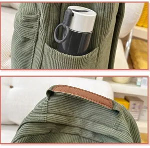 Dettaglio della tasca laterale di uno zaino in velluto verde e manico in pelle.