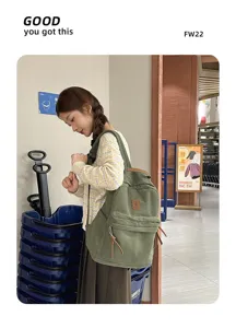 Modella che indossa un elegante zaino in velluto a coste verde in un supermercato