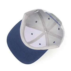 Detalle interior de una gorra de béisbol hip-hop de dos tonos con visera plana y cierre