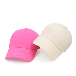 Primer plano de gorras de béisbol de malla transpirable de secado rápido en rosa y beige