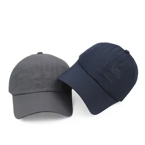 Detalle de gorras de béisbol de malla gris y azul marino con textura de tela transpirable