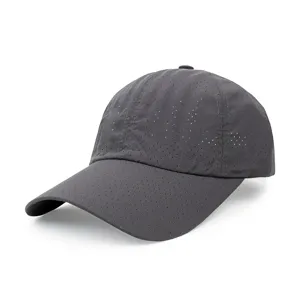 Vista detallada de la textura de malla transpirable en esta gorra gris de secado rápido