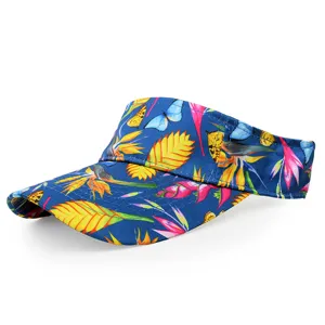 Detailansicht eines blauen Sonnenvisier-Hutes mit tropischen Blumen- und Schmetterlingsdrucken