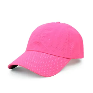 Primer plano de una gorra de béisbol de malla rosa transpirable para deportes y protección solar