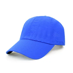 Detalle macro de gorra de béisbol de malla perforada azul transpirable y de secado rápido