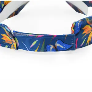 Detailansicht des verstellbaren Klettverschluss-Riemens an einem floralen Sonnenvisier