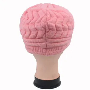 Rückansicht mit detailliertem Zopfmuster dieser warmen rosa Winter-Strickmütze für Damen