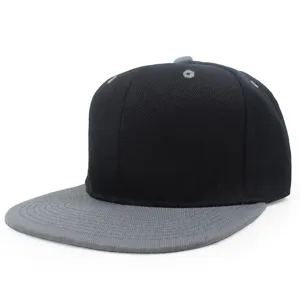 Vista detallada de cerca de una gorra snapback bicolor negra y gris para hip-hop