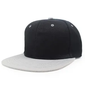 Vista detallada de la gorra hip-hop snapback de ala plana en dos tonos negro y gris.