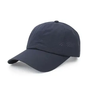 Vista detallada de la gorra de béisbol de malla azul marino con orificios transpirables