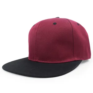 Detalle de una gorra de hip hop bicolor en burdeos y negro con una visera plana.