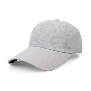 Primer plano del tejido de malla transpirable gris claro en una gorra deportiva