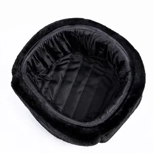 Vista interior del gorro de invierno de piel sintética negra con forro cálido.