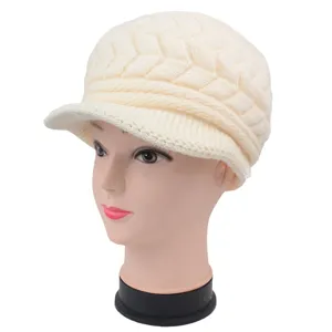 Cremeweiße Strickmütze für Damen mit warmem Fleecefutter für den Winter