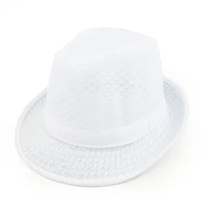 Makroansicht eines weißen, atmungsaktiven Mesh-Fedoras mit eleganter Lochstruktur