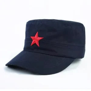 Detailansicht einer dunkelblauen Vintage-Militärkappe mit gesticktem roten Stern