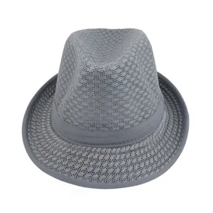 Detailansicht eines grauen Mesh-Fedora-Hutes mit atmungsaktivem, hohlem Textildesign
