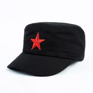 Klassische schwarze Vintage-Flachmütze mit rot besticktem fünfzackigem Sterndetail