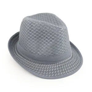 Makroansicht des grauen, atmungsaktiven Netzgewebes eines klassischen Jazz-Fedora-Hutes.