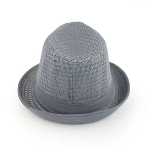 Detaillierte Nahaufnahme eines klassischen grauen, atmungsaktiven Mesh-Fedora-Jazzhuts