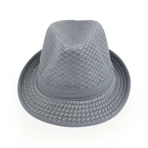 Detailansicht der grauen Netzstruktur eines atmungsaktiven Unisex-Fedora-Sommerhutes.