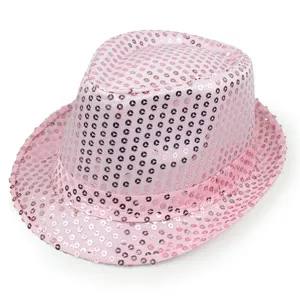 Detailansicht eines stilvollen rosa Pailletten-Fedorahutes für Partys und festliche Auftritte