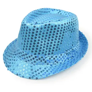 Nahaufnahme eines leuchtend blauen Pailletten-Fedorahutes für Partys und Auftritte