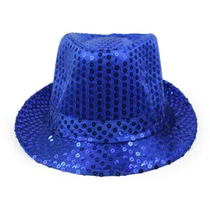 Detailansicht eines blau schimmernden Pailletten-Fedora-Huts für Party und Bühnenauftritte