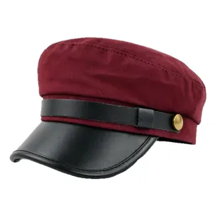Vintage burgunderrote Schiffermütze für Damen mit schwarzem Kunstleder-Schirm und Goldknopf
