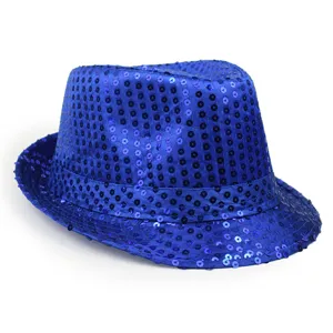Detailaufnahme eines glänzenden blauen Pailletten-Fedora-Hutes für Partys und Tanz