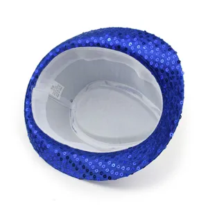 Innenansicht eines blauen Pailletten-Jazzhutes mit weißem Futter und Größenetikett