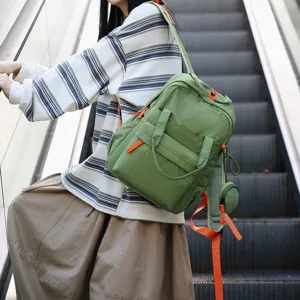 Vue latérale du sac à dos de transport vert imperméable avec détails de zip orange