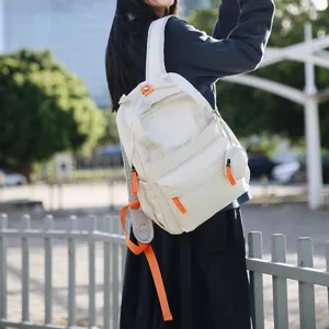 Détail du sac à dos imperméable avec touches orange dans un cadre extérieur