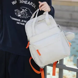 Sac à dos beige imperméable pour le travail avec sangles orange vives et poches latérales