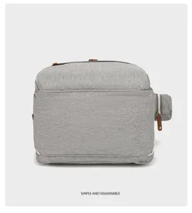 Unteransicht eines grauen isolierten Wickelrucksacks mit Leder-Reißverschluss-Details