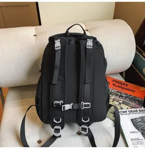 Detailansicht der Rückseite eines schwarzen Nylon-Rucksacks mit verstellbaren Gurten