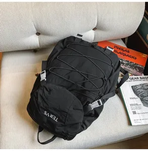 Nahaufnahme eines schwarzen, leichten Wanderrucksacks aus Nylon mit TERVS-Logo