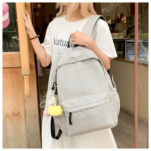 Elegante zaino a scacchi bianco e nero per studenti con estetica fresca in stile foresta