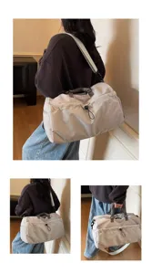 Vue détaillée du grand sac de voyage avec poche quadrillée et bandoulière réglable