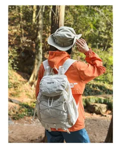 Rückansicht eines Wanderers mit einem großen Nylon-Outdoor-Bergsteigerrucksack