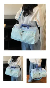 Détail d'un sac de sport bleu clair à grande capacité avec séparation sec-humide