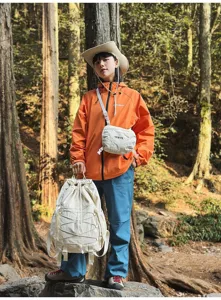Großer weißer Nylon-Wanderrucksack mit Kordelzug und passender Umhängetasche für Outdoor