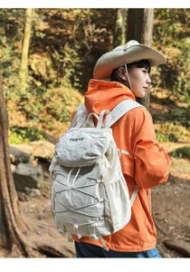 Frau mit leichtem Nylon-Wanderrucksack in einer Waldumgebung.
