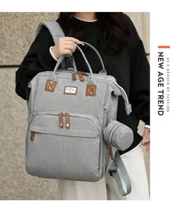 Detail eines grauen Wickelrucksacks mit Tragegriff und kleiner abnehmbarer Rundtasche